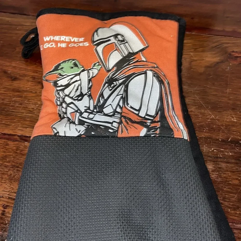 New DISNEY'S STAR WARS Mandalorian BABY YODA oversize OVEN MITTS Gloves